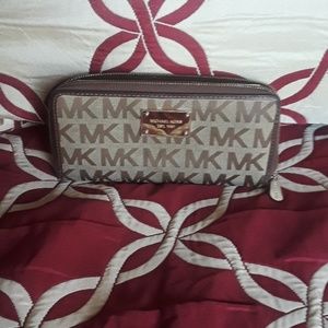 Michael Kors Signature Wallet with peeling